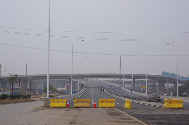 湘府路湘江大橋路燈亮化工程進(jìn)展順利