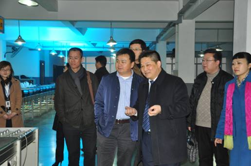 傅總陪同邱處長及領(lǐng)導(dǎo)一行參觀我公司LED燈裝配流水線