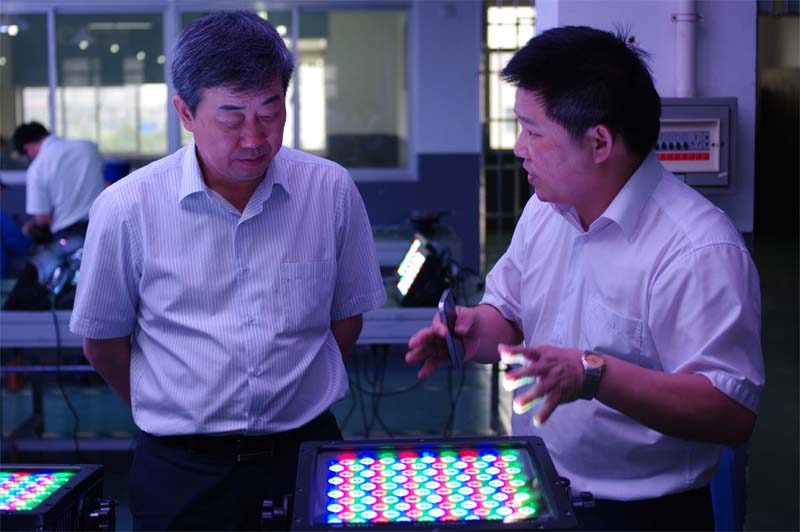 918博天堂董事長傅高武為吳司長介紹公司大功率LED燈具產(chǎn)品