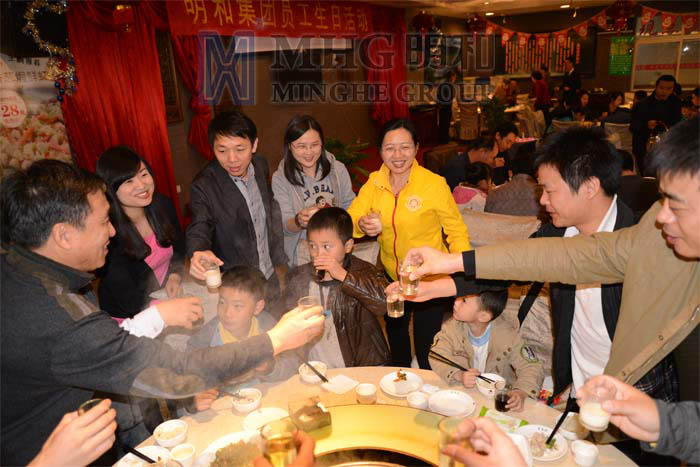 公司高管為壽星們送上生日祝福