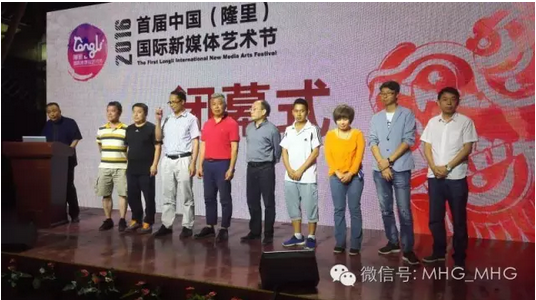 錦屏縣政府領導向提供支持的企業(yè)頒發(fā)紀念證書