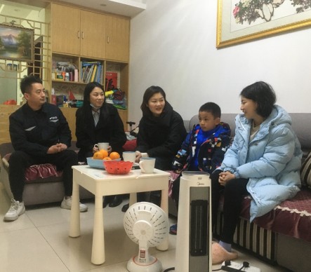 歲寒送暖迎新春 濃濃關(guān)懷暖人心 ——?jiǎng)P時(shí)尊龍人生實(shí)業(yè)黨委工會(huì)開(kāi)展節(jié)前走訪慰問(wèn)活動(dòng)3.jpg