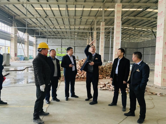 黃小秋一行現(xiàn)場調(diào)研職工室內(nèi)運動中心改建項.png